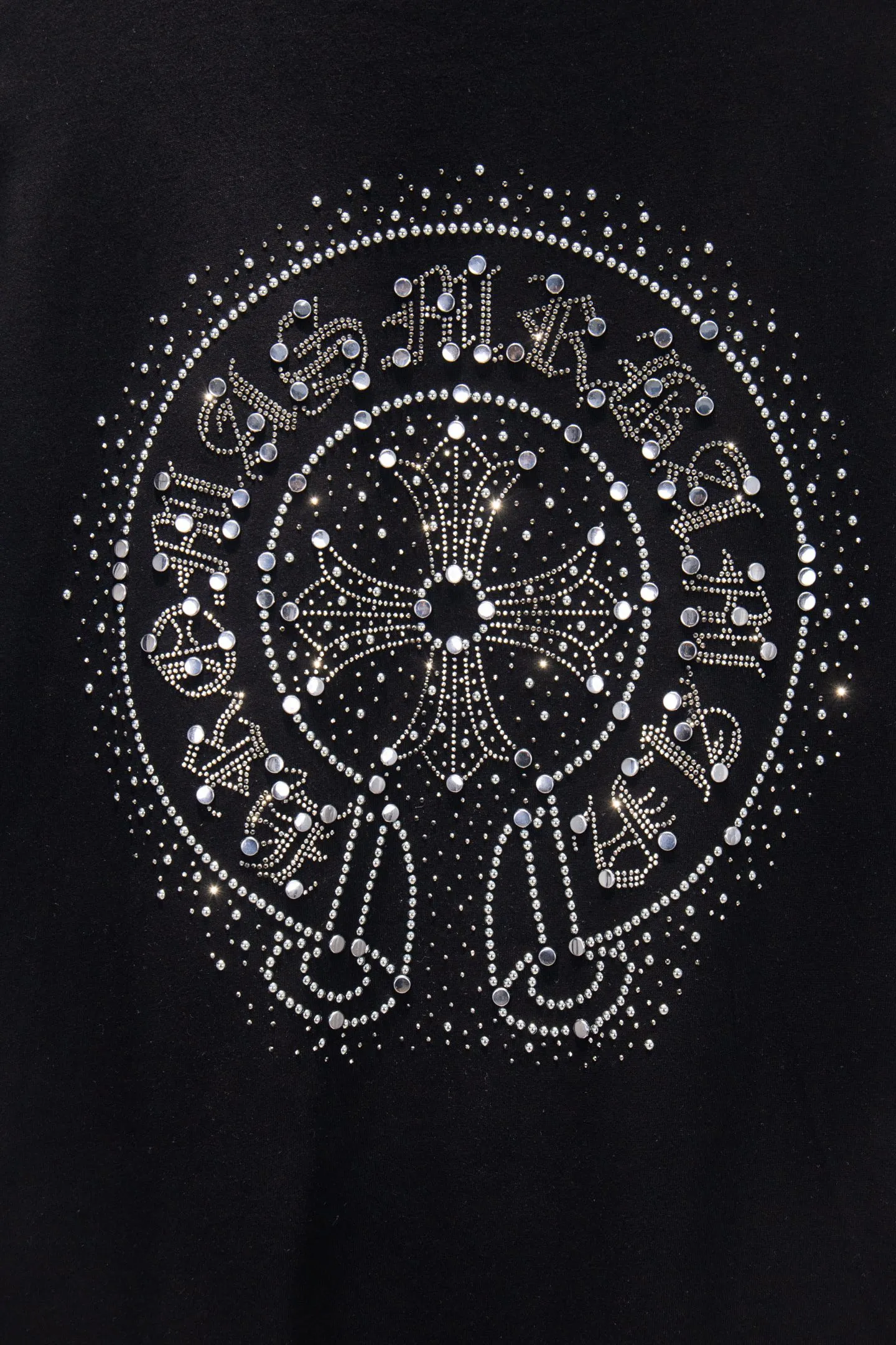 P230 🆕Chrome Hearts os version is really charming and Chrome Hearts is really a must-have. Each season's new version is made to the extreme. It is very practical and can be worn casually. Nice✔️ - ⚠️100% cotton. It is made of 21 double yarns, 300g weight fabric and imported knitted carded cotton. It has moderate thickness, drape and contour, and the upper body is comfortable! ! It is very tolerant to fat body types and can instantly lose five pounds after wearing it!  Specially ordered many Austrian hot diamonds, which have the bling bling effect of natural crystals under the light, with multi-faceted reflective points, and the production cost is extremely high. The laser molding includes a computer engraving machine and a laser machine, which are accurate in units of particles. Finally, it is hot and set at high temperature. After the hot ironing, the firmness needs to be tested repeatedly on the hot stamping. It can show colorful reflections under the light. The collar webbing extends to the shoulders for reinforcement, and the stitching at the joints. The hem and cuffs are all made with 0.2mm gauge double-thread turning. They are carefully produced at a high cost. The attitude of making goods with a magnifying glass restores the quality and effect of the product. The full set of customized accessories is only used to present every detail to customers. Film printing, 50,000 positioning, is very time-consuming. The body is treated with hot diamond elements, which greatly increases the interest of the clothing; unique visual effects. After special treatment, a unique effect is formed. An irregular hem is added to the version. This year's Kroxin is the main version. In the past two years, the oversize version has become the focus of the trend and has been a popular staple in the past two years. The change of designers has made this brand an instant hit. The progressive fashion of the times also needs the blood impact of fresh elements and trendy designs in order to continue its glory! It’s stylish both inside and outside, a must-have for high street travel! An absolute "eye-catching style" that can match couples 💏 Color: Black White Size: S M L XL